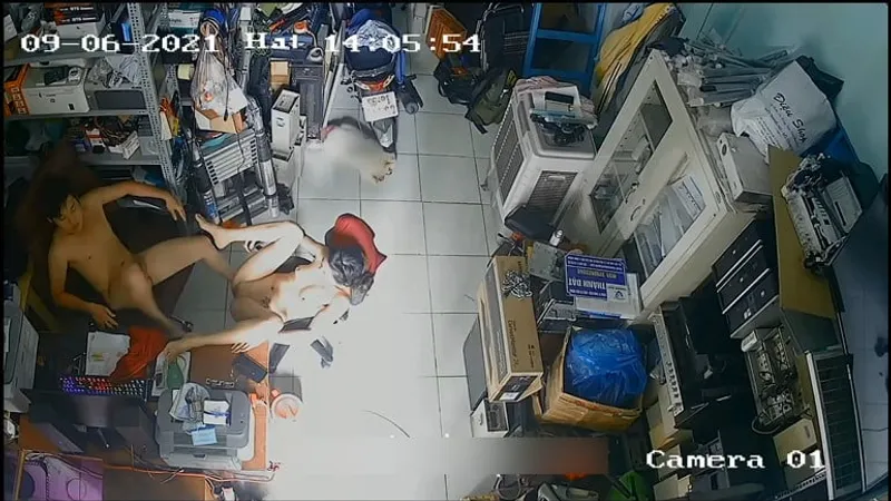 Cô vợ chồng yêu đụ nhau trong của hàng máy tính