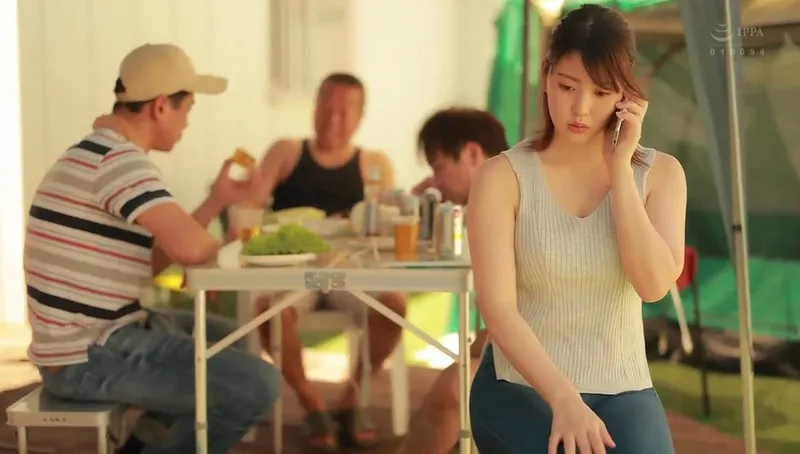 Chồng khờ để cô vợ tham gia sự kiện cắm trại với mấy gã nhà cạnh bên và cái kết