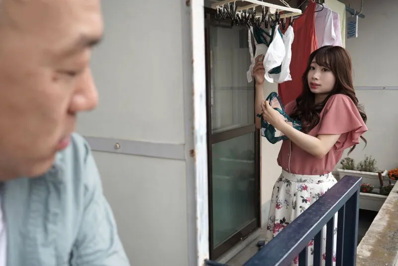 Gã nhà sát bên chuyên soi mói và cặp cô vợ chồng thường xuyên rên la quá to